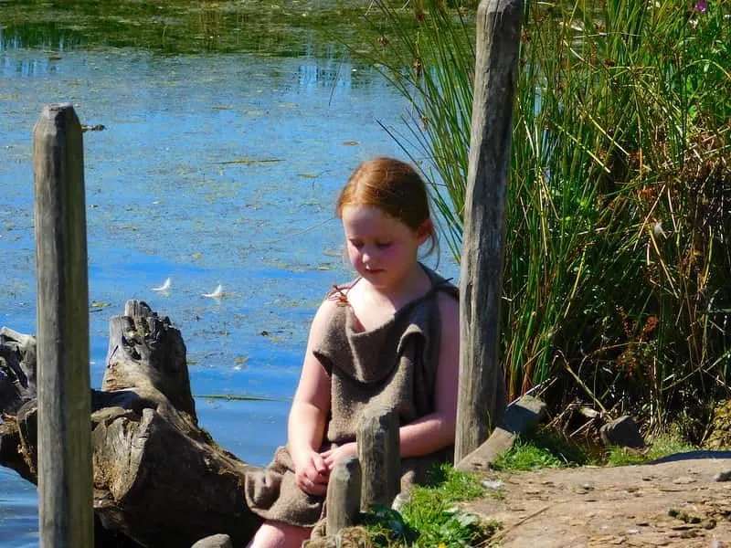바이킹 소녀는 연못가에 앉아 자신의 손을 내려다보고 있었습니다.