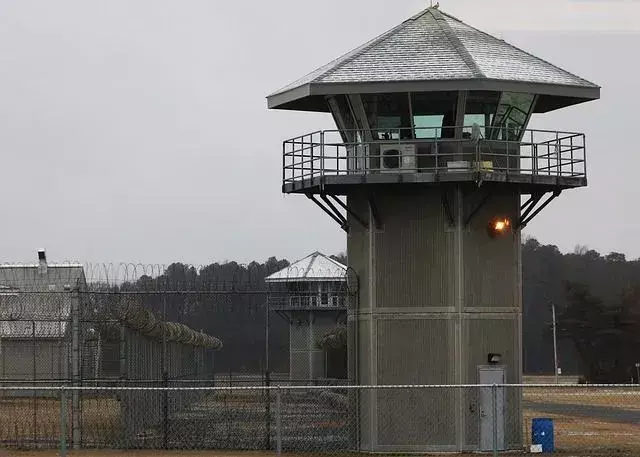 Strážní věže jsou běžnými doplňky ve všech věznicích.