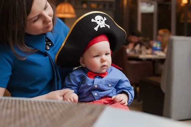 En baby prøver på en piratlue på den gylne hinden