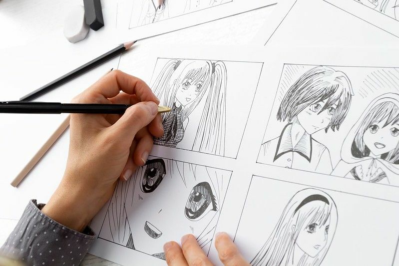 Καλλιτέχνης σχεδιάζει σκίτσα χαρακτήρων κόμικ anime