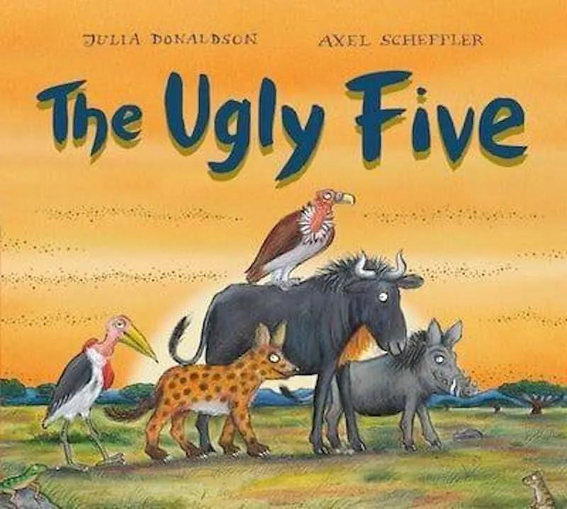Obálka The Ugly Five: proti letnímu horku v travnaté pláni se společně procházejí prase bradavičnaté, hyena, sup, pakoně a stéblo marabu.
