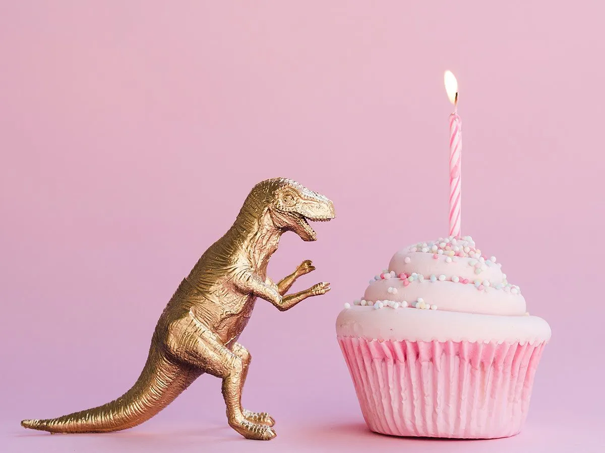 Hvordan lage en 3D-dinosaurkake til barnets bursdag