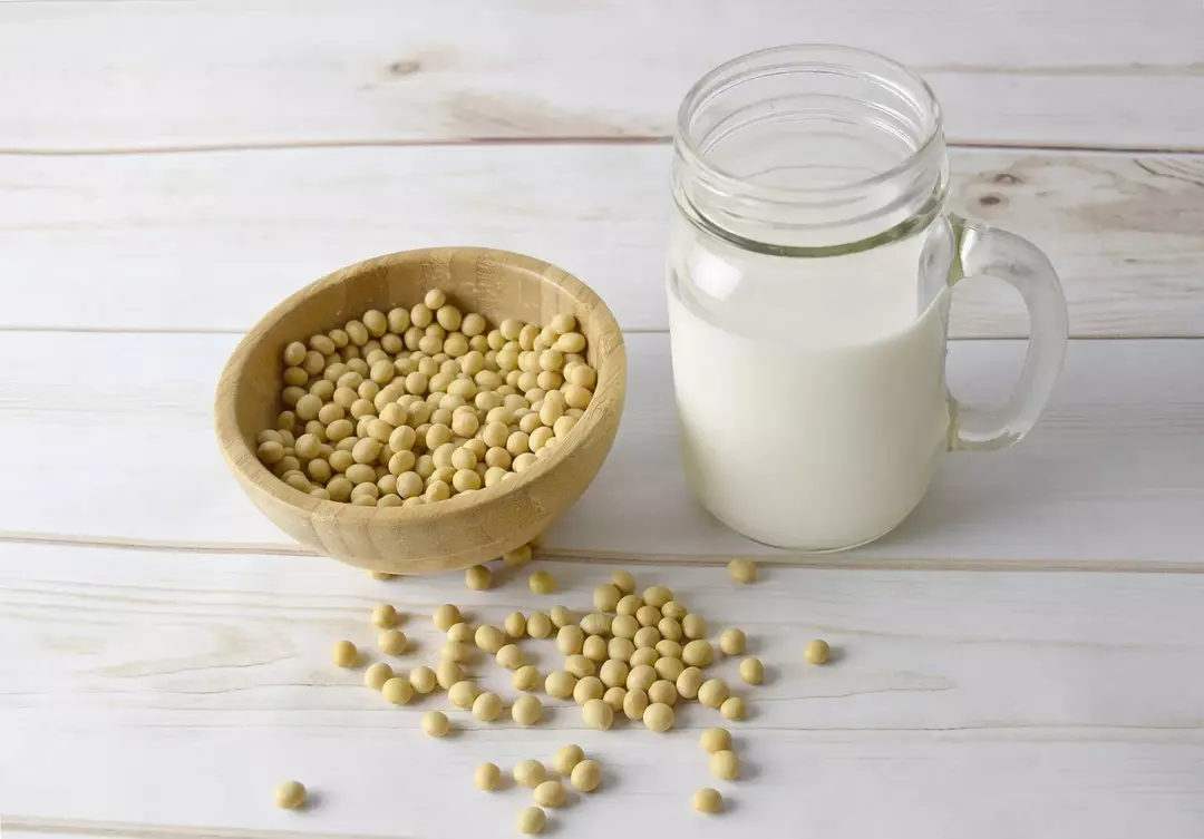 Mandelmjölk är den mest populära formen av växtbaserad mjölk.