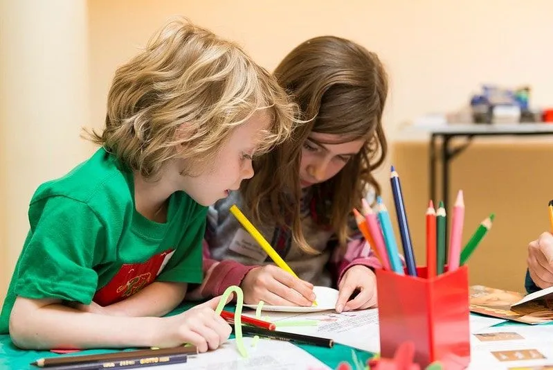 Enfants profitant d'une activité à la salle d'apprentissage dans les Royal Mews. 