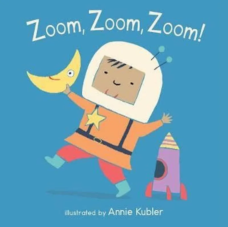 Cover of Zoom Zoom Zoom: na modrém pozadí má šťastné malé dítě na hlavě astronautskou helmu a v ruce drží malý hračkářský měsíc.