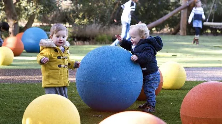 niños pequeños jugando en el nuevo jardín infantil en los jardines de Kew