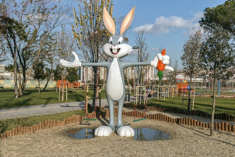 Bugs Bunny-statue i feltet ved veikanten.