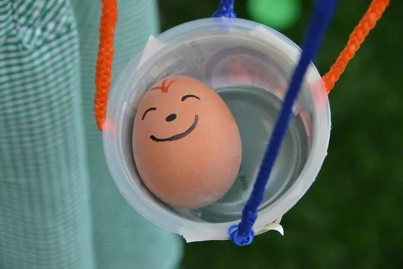 კვერცხის წვეთოვანი პარაშუტი კვერცხუჯრედის ექსპერიმენტს აკეთებს