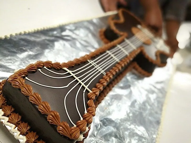 Tarta con forma y decoración de guitarra acústica.