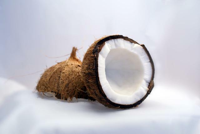 Sulaužykite visą kokoso riešutą ir atraskite daugybę jo lobių, kurie tikrai pagerins jūsų sveikatą.