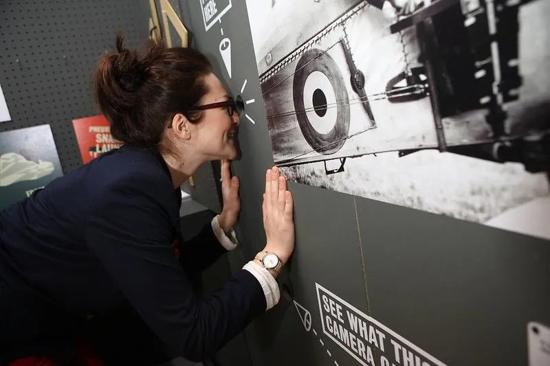 En kvinna på en interaktiv utställning på Vetenskaps- och industrimuseet.