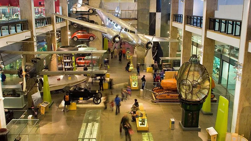 Mokslo muziejaus eksponatų vaizdas iš viršaus.