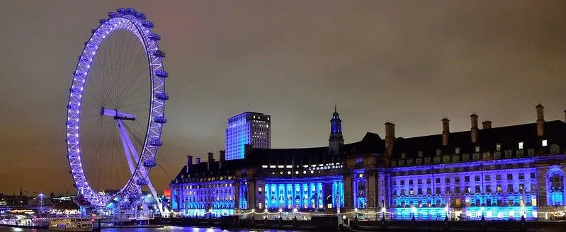 Μια θέα από τη γέφυρα Westminster του London Eye φωτίστηκε τη νύχτα.