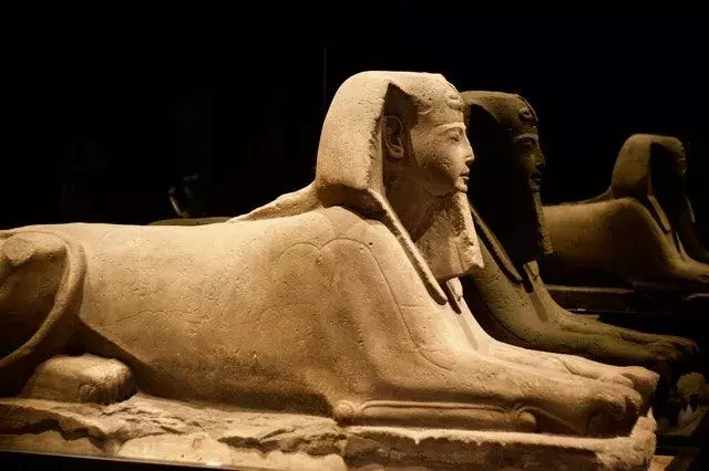 Hatshepsut ble avbildet som en mannlig farao i statuene laget av henne i den senere delen av hennes regjeringstid.