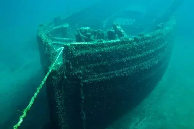 Титанік можна знайти за 370 миль від узбережжя Ньюфаундленду, на висоті 12 600 футів. під водою