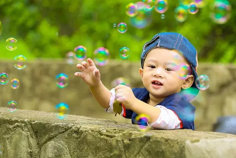 Barn leker med bobler