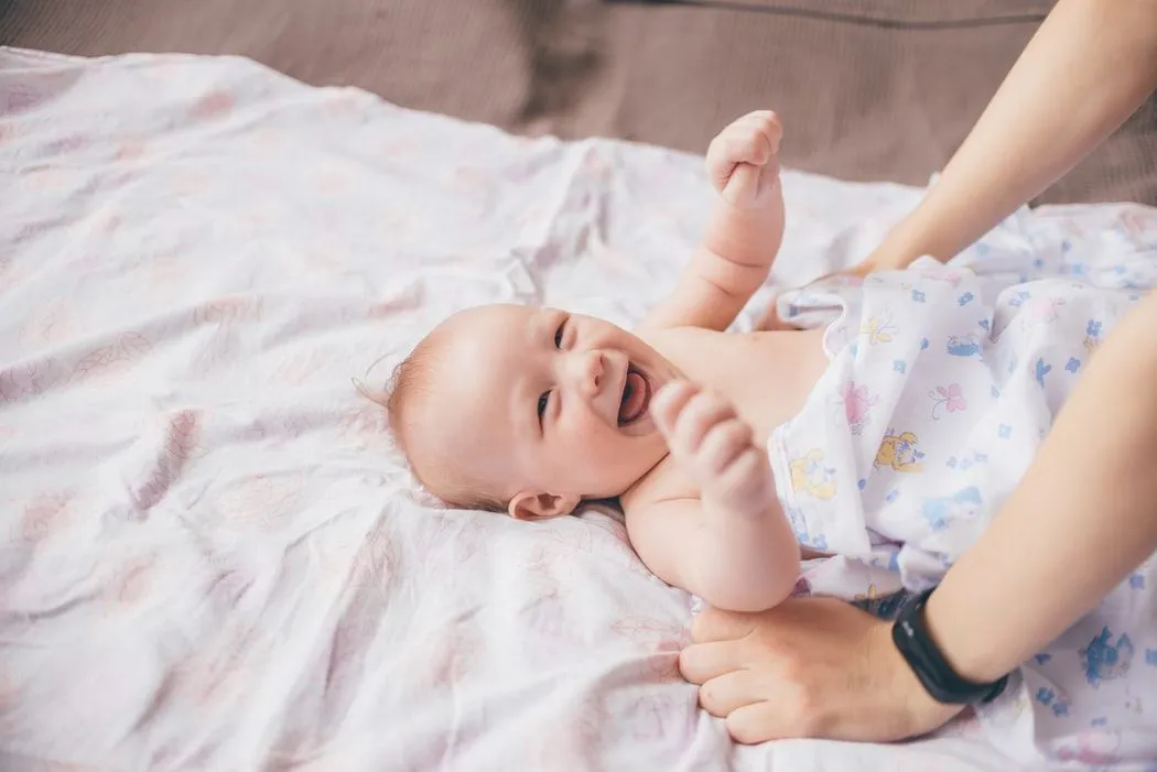 Babyer som skal innse at de smiler, får din fulle oppmerksomhet.