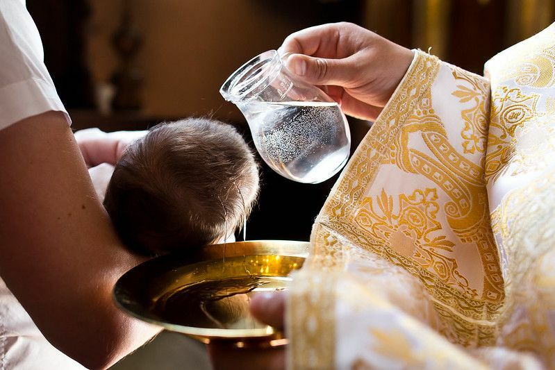 Kodėl žmonės krikštijami apie svarbias ceremonijas, paaiškinta vaikams