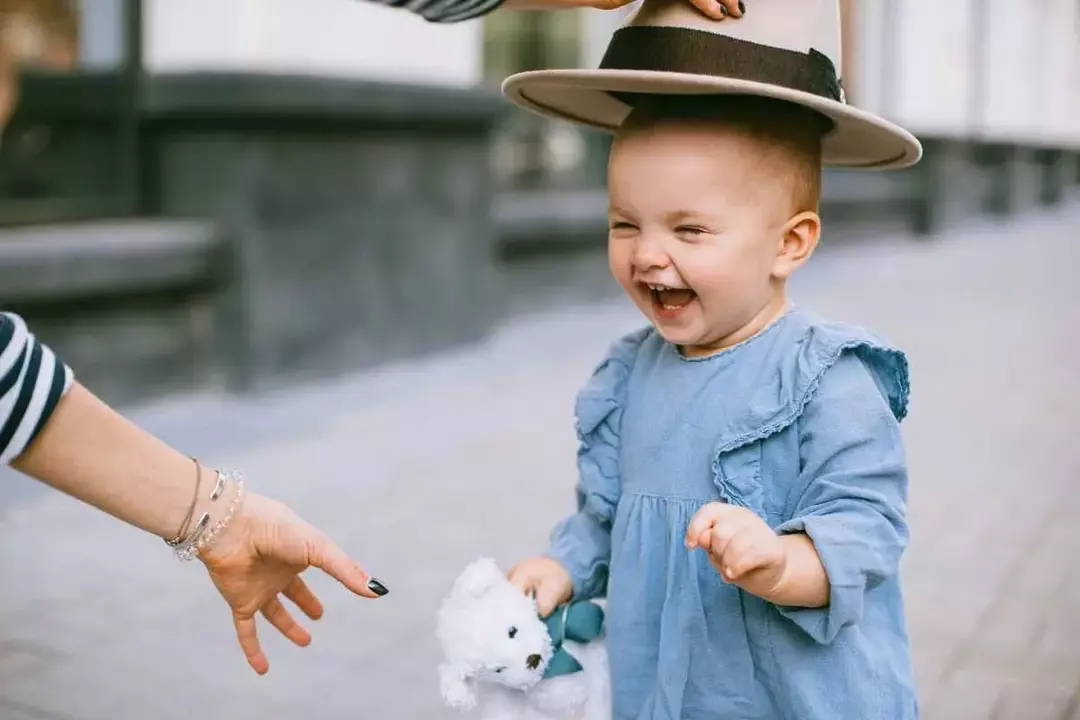 50 hatteordspill som får barna til å le
