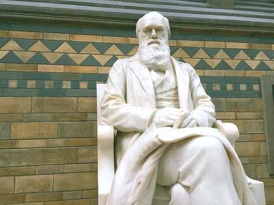 Darwin se objevil na britské 10librové bankovkě v letech 2000 až 2016.