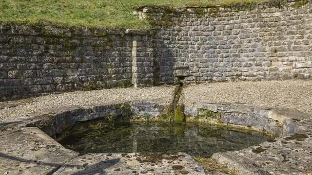 Nymphaeumi vee pühamu demonstreerib seal elanud inimeste muutuvat religiooni. 