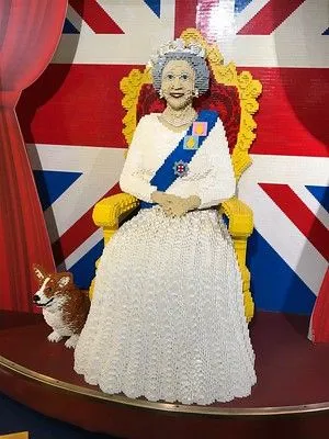 HM Dronning Elizabeth II er også minnet i Brick innenfor murene til Hamleys.