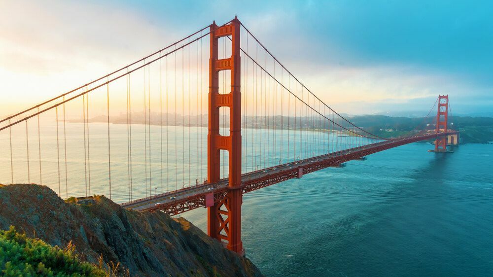San Franciscos Golden Gate Bridge ved soloppgang fra Marin County