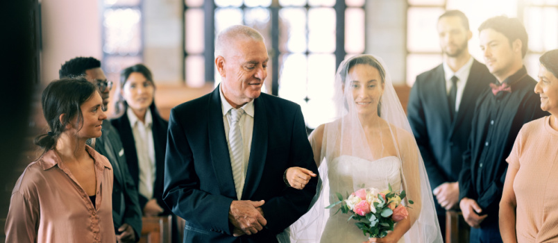 العروس تمشي مع والدها في الكنيسة 