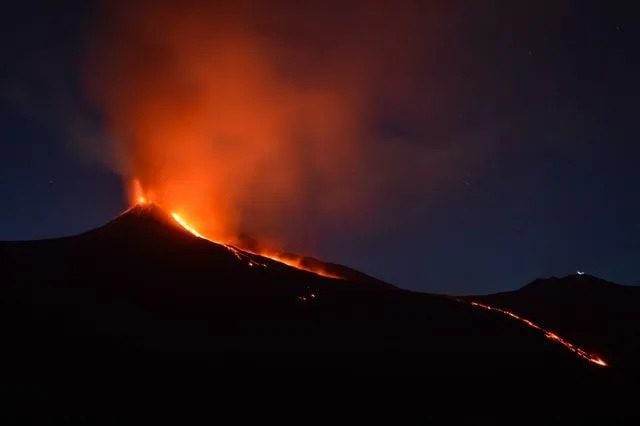 Os vulcões causam muitos danos após a erupção.