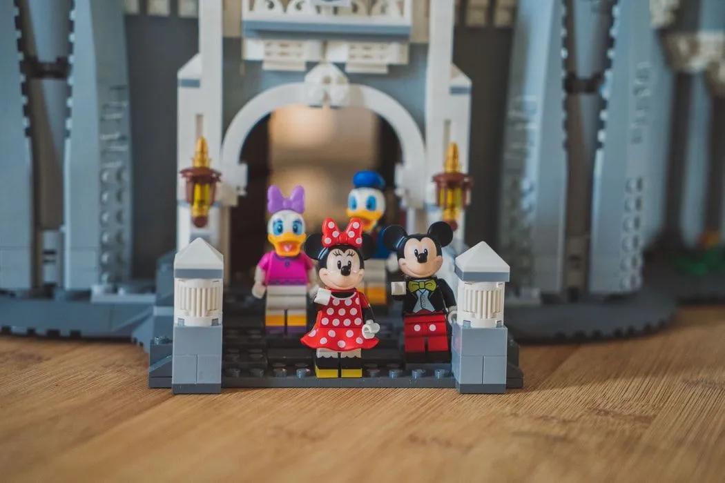 Donald Duck dannet et ikonisk par med Mickey, Minnie og Daisy.