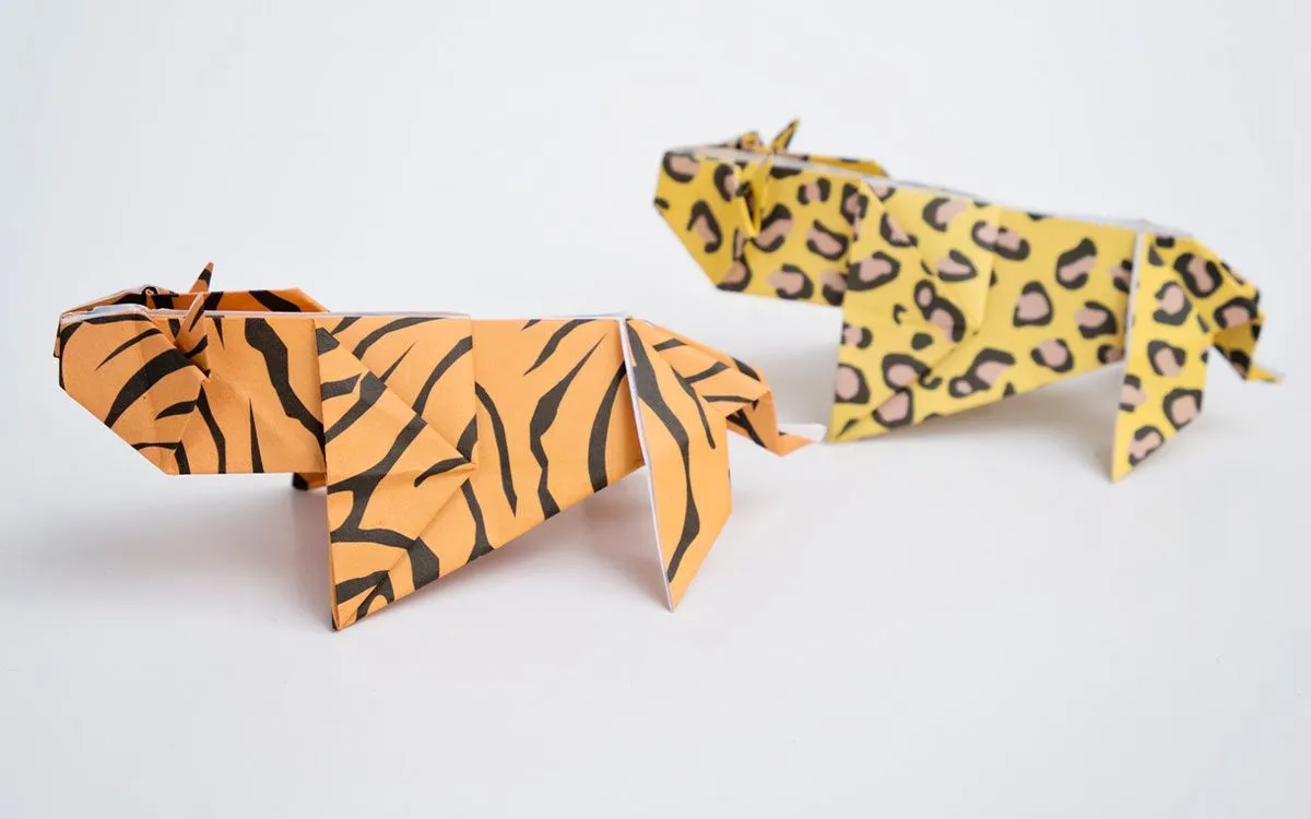 To origami villkatter: en tiger laget av oransje papir med striper, og en gepard.