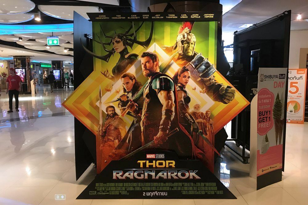 Standee of Movie Thor: Ragnarok bemutatók a színházban.