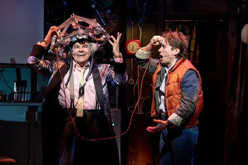 Näitlejad, kes mängivad teatris Back To The Future The Musical laval Doc Browni ja Marty McFlyt.