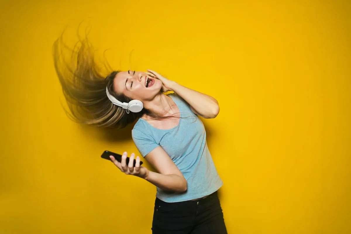 Å lytte til musikk kan øke produktiviteten din
