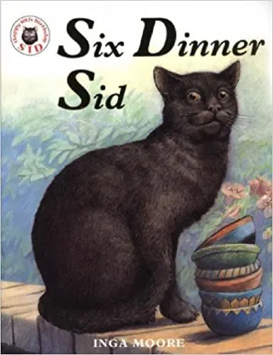 Omslag til Six Dinner Sid: en svart katt sitter på en kort vegg, foran noen busker.