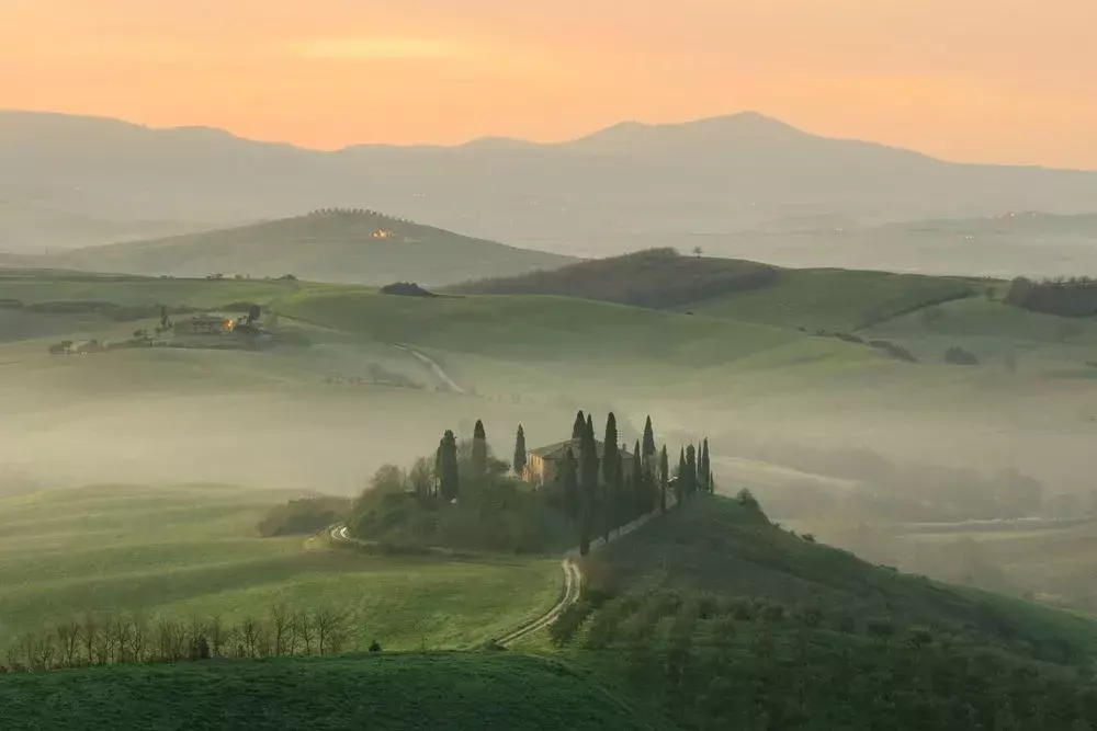 Visite las colinas ondulantes de la Toscana.