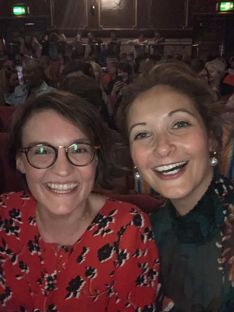 Deux femmes souriantes au London Palladium 