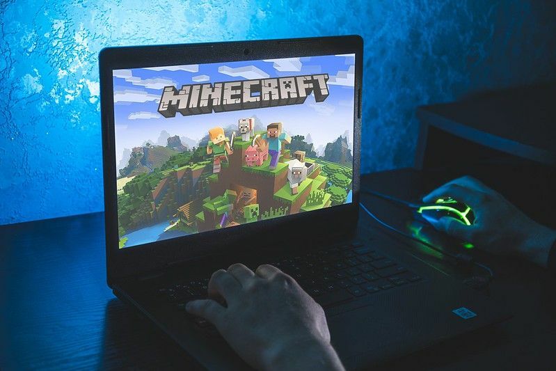 Spiller Minecraft på en bærbar datamaskin