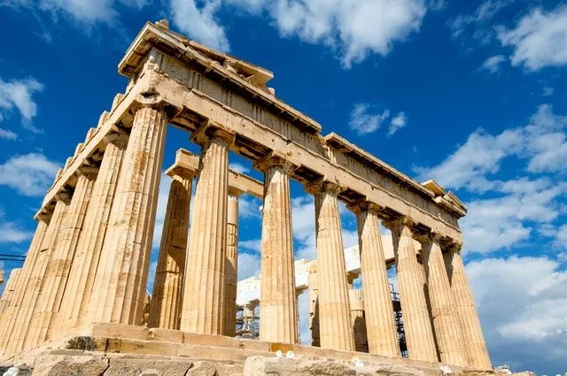 Hvis du vil reise rundt og utforske interessante steder, er byene i det gamle Hellas et perfekt sted