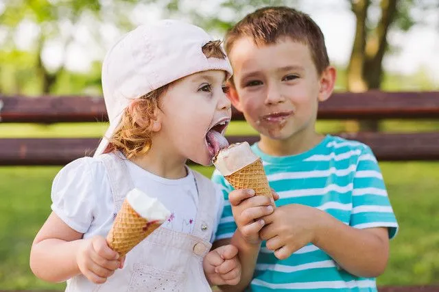 gutt som deler is med lillesøsteren sin