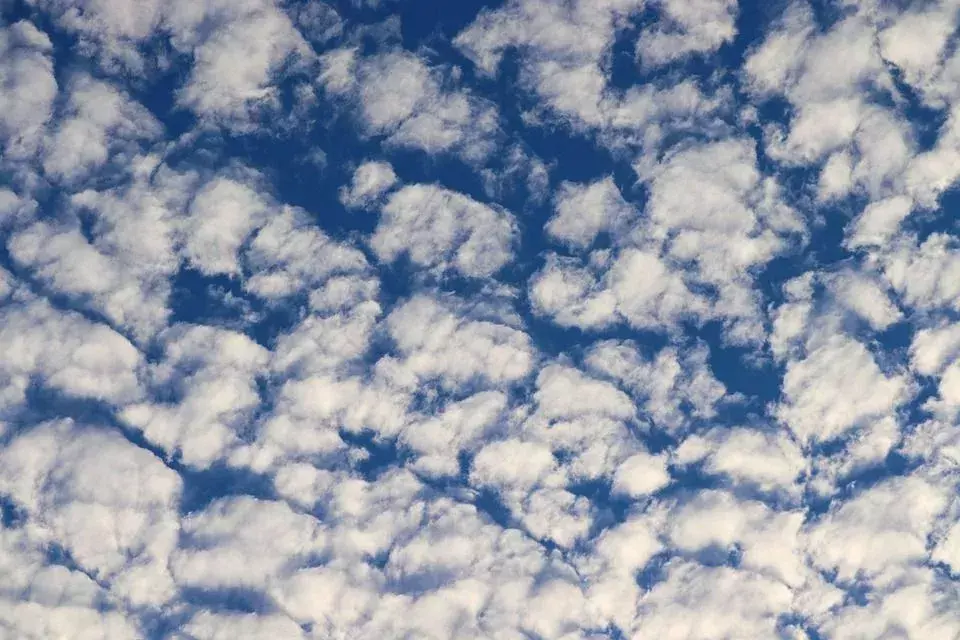 Kumulové mraky se pohybují rychlostí 30-250 mph (48,2-402,3 km/h).