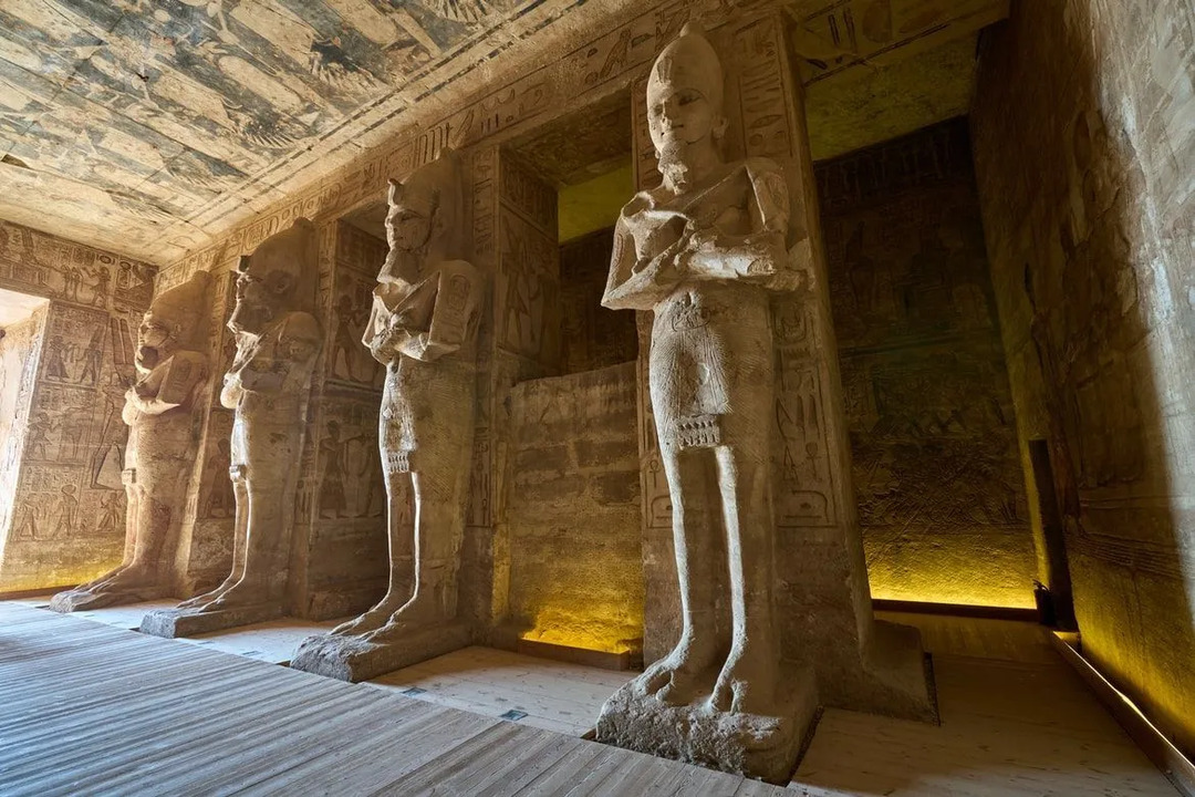 Dankzij archeologische werken kan men verschillende voorwerpen bekijken die uit het Nieuwe Rijk zijn ontdekt en die nu veilig worden bewaard in het Egyptisch museum.