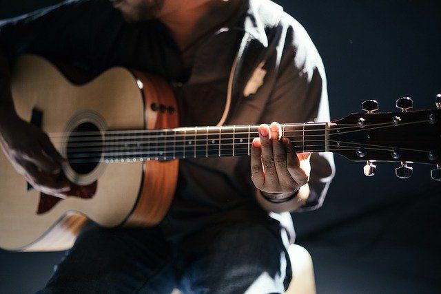 Činjenice o akustičnoj gitari Instrument koji morate probati svirati