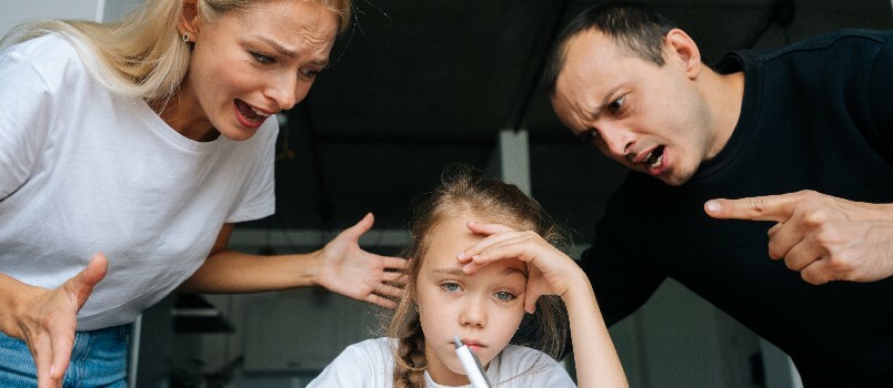 7 signes de parents violents verbalement et comment y faire face
