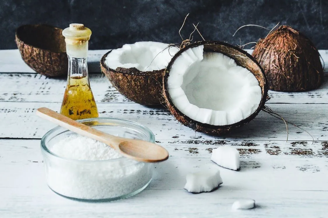 En kopp kokosmelk kan inneholde 550 kalorier i gjennomsnitt.