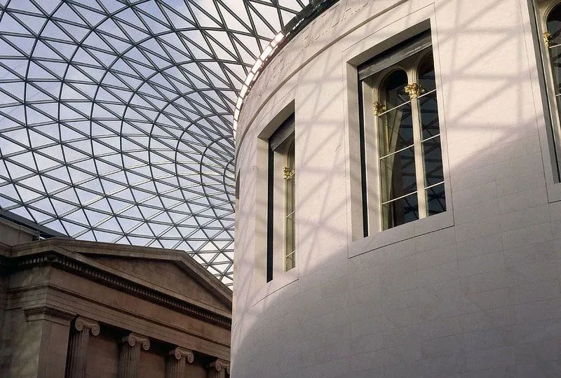 ब्रिटिश संग्रहालय की ज्यामितीय कांच की छत को देखते हुए।