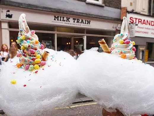 cukrová vata a zmrzlina v mléčném vlakovém zmrzlinovém salonu v Londýně