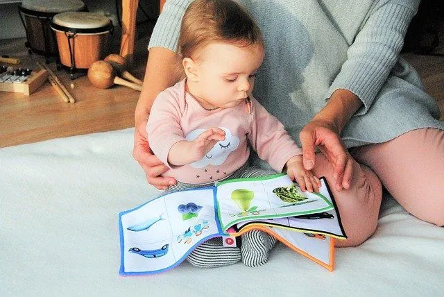 Babyen din vil elske å lese med deg i denne alderen.