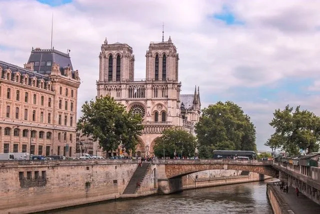 Notre Dame foi dedicada à Virgem Maria, mas há muitas figuras dentro dela.