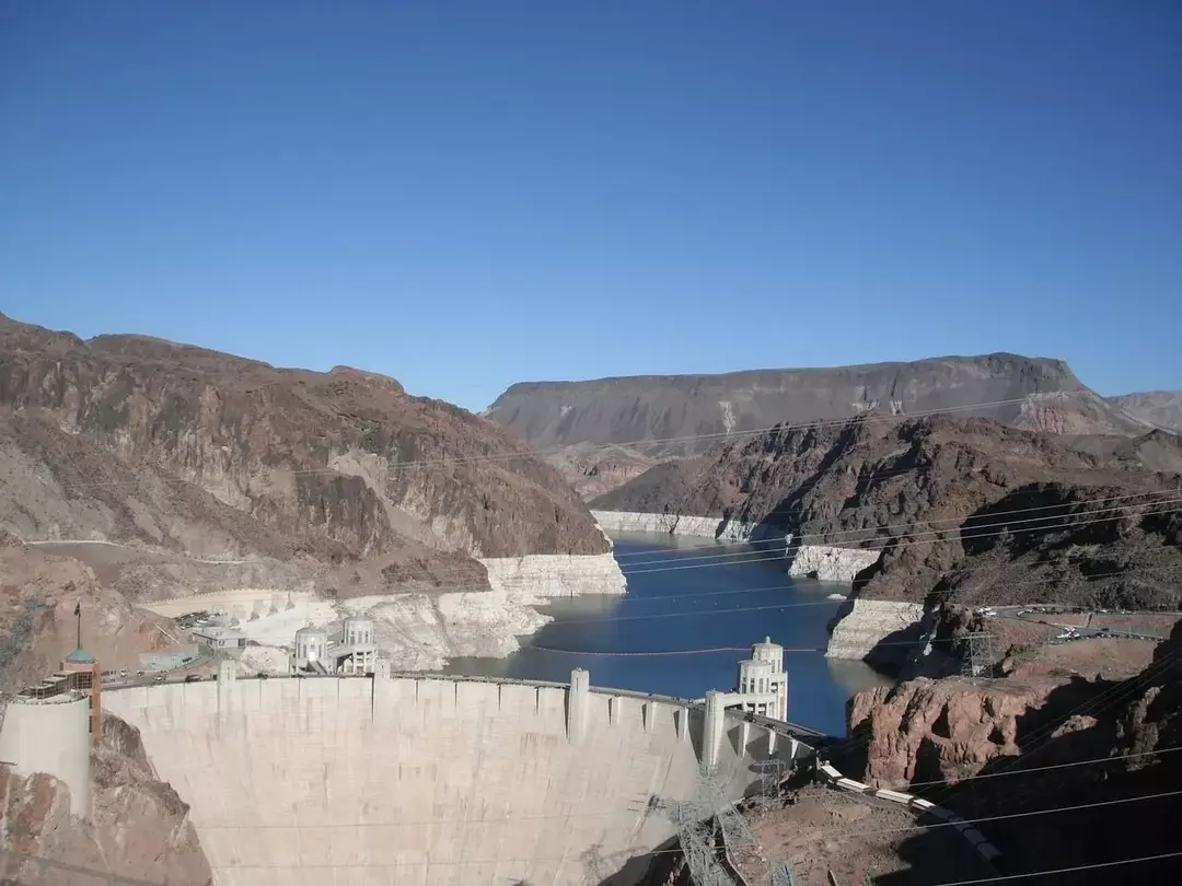 Fakta fra 1936 sier at Hoover Dam ble bygget i 1936 og begynte å generere vannkraft i full skala nesten umiddelbart.